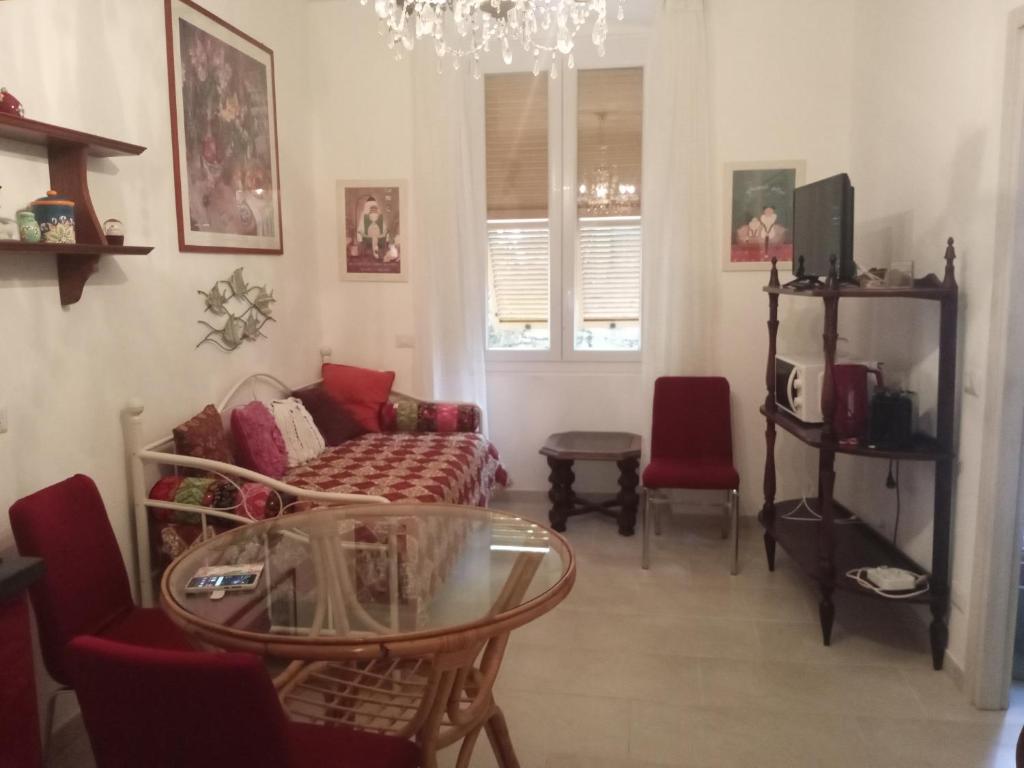 热那亚La Corte di Paola 1 e 2的带沙发和玻璃桌的客厅