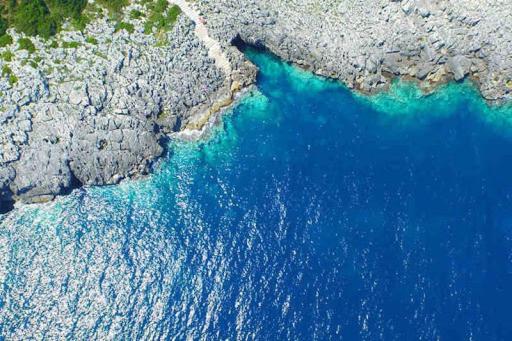 科尔萨诺Salento Mare Daniela - Open Space的海洋蓝色水域的空中景观