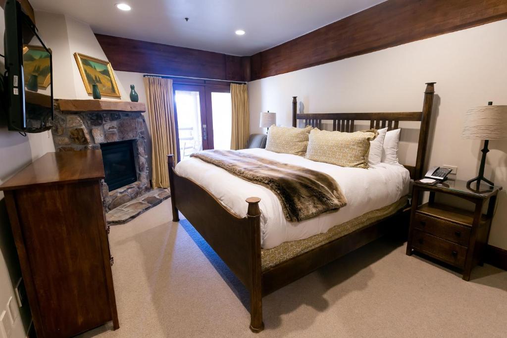 帕克城Deluxe King Room with Fireplace Hotel Room的一间卧室设有一张大床和一个壁炉