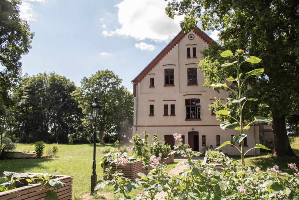 ZarchlinGutshaus Zarchlin的一座带花园的古老房子