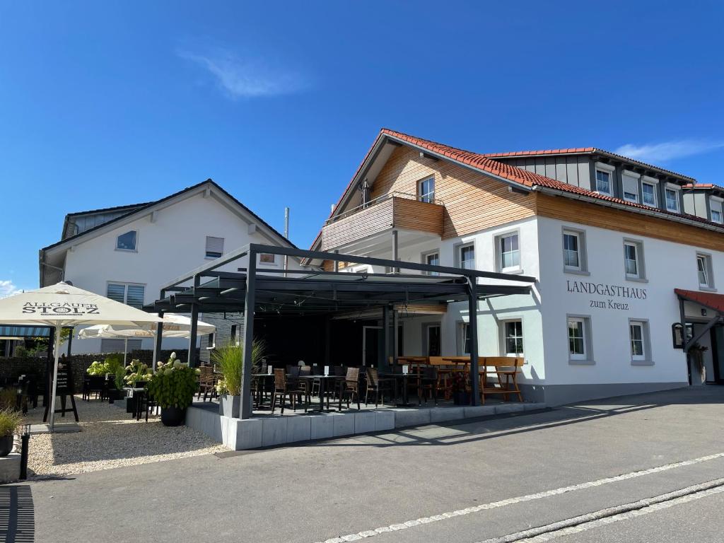 阿尔戈伊地区伊斯尼Landgasthaus zum Kreuz GbR的前面有一间餐厅的建筑