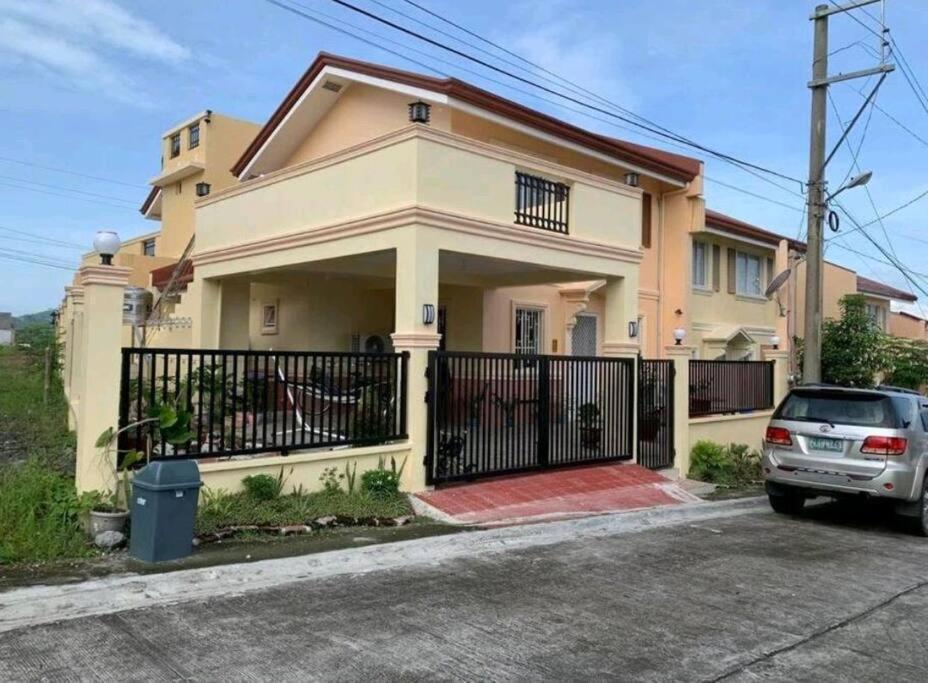 黎牙实比Delightful House in the Heart of Legazpi, Albay.的前面有停车位的房子