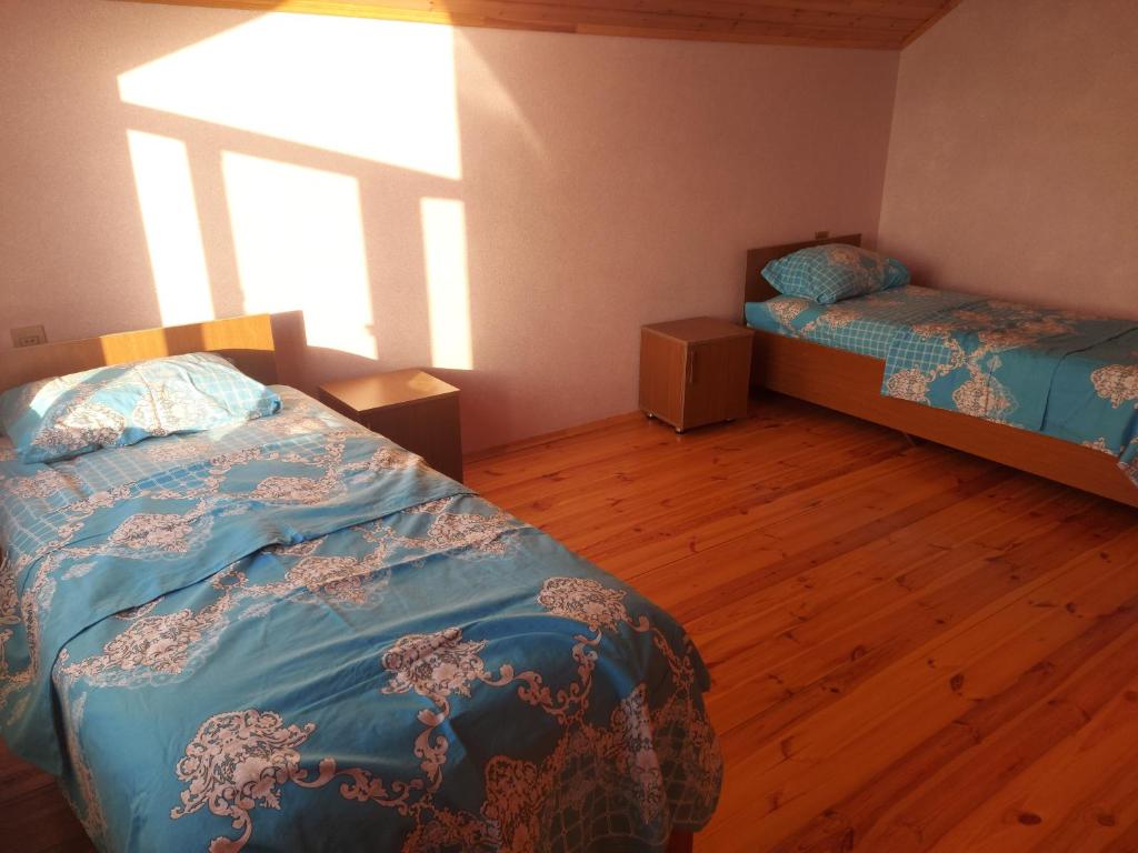 伊斯梅尔雷SUNRISE Guest House的一间卧室设有两张床和窗户。