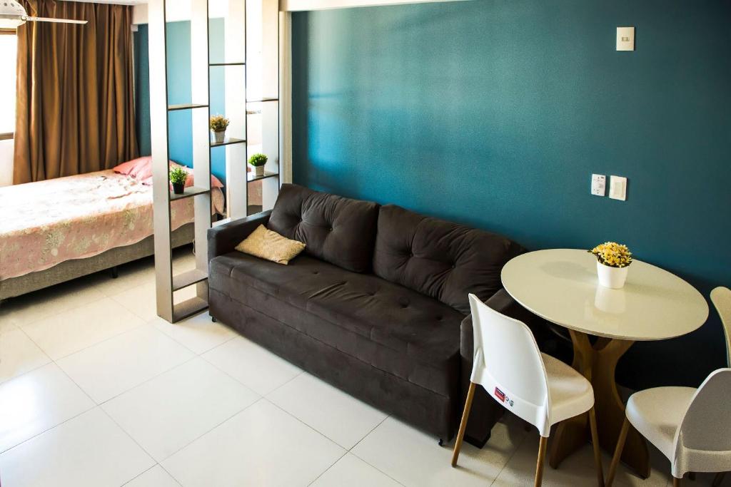 累西腓Studio Beira Mar - Sem Taxas的客厅配有沙发、桌子和床。