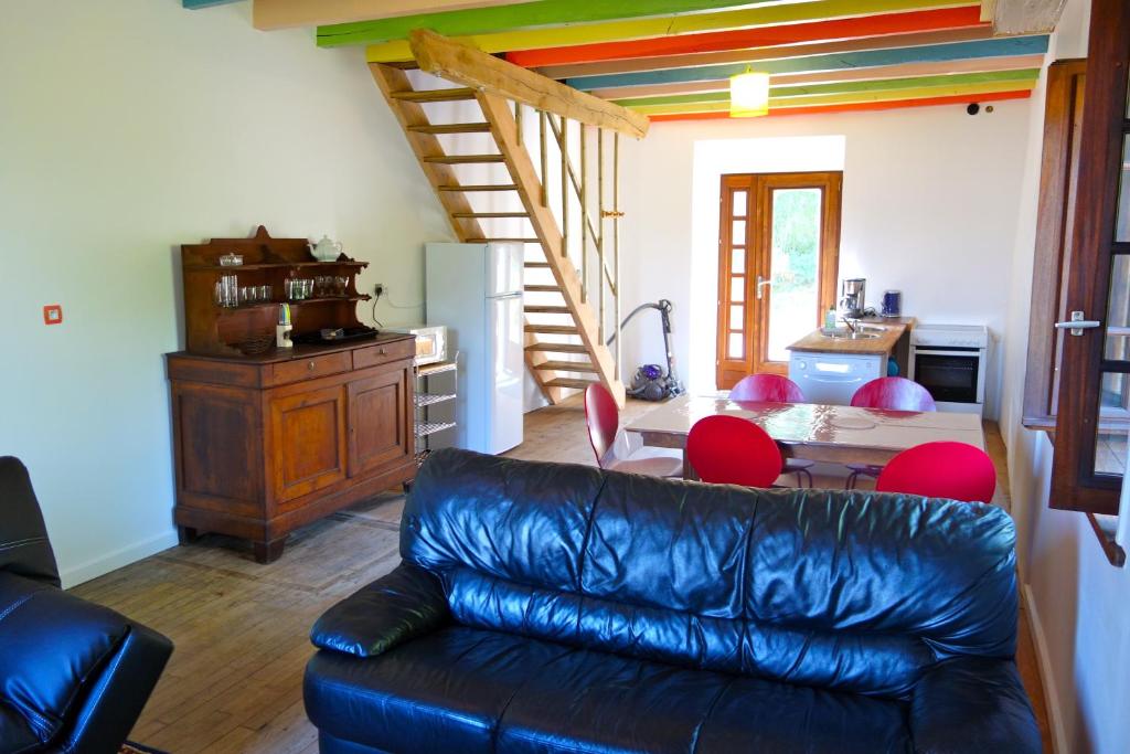 Saint-Priest-sous-Aixe多梅色彩度假屋的客厅配有真皮沙发和桌子