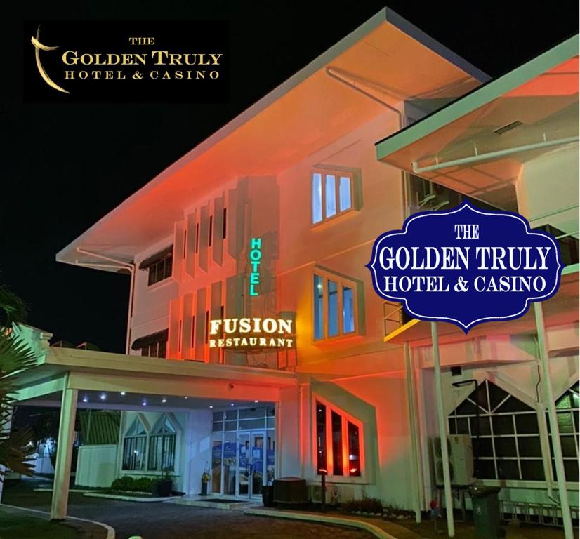 帕拉马里博黄金楚里酒店&赌场的旁边是 ⁇ 虹灯标志的酒店