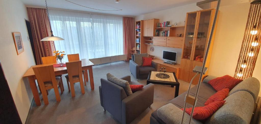 朗格奥Ferienidyll Langeoog的客厅配有沙发和桌子