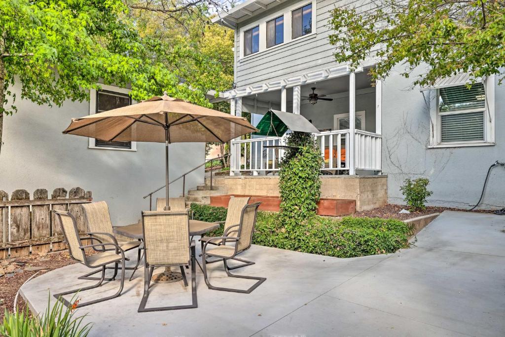 索诺拉Peaceful California Home Walk to Dtwn Sanora的庭院配有桌椅和遮阳伞。