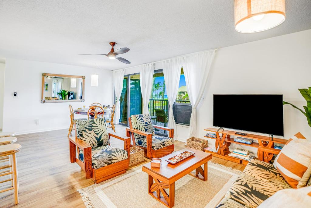 利胡埃Kauai Beach Villas E5的客厅配有平面电视和家具。