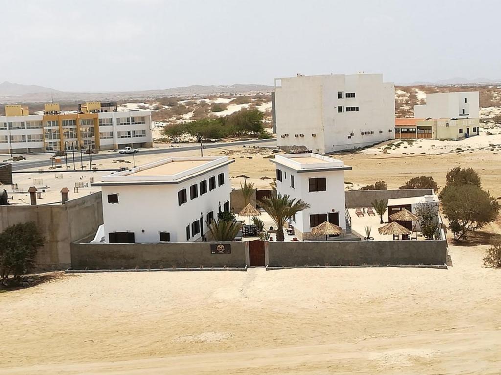 萨尔雷Vilas na areia aparthotel的享有拥有建筑和沙漠的城市美景