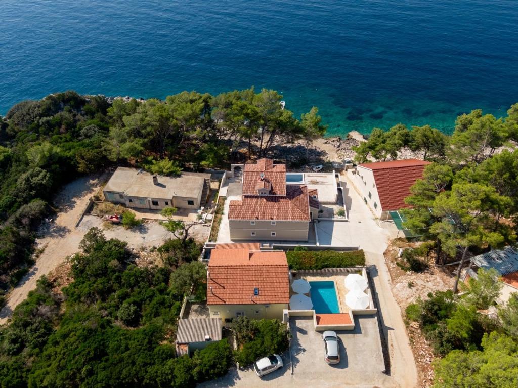 普利兹巴Seaside family friendly house with a swimming pool Brna - Vinacac, Korcula - 9266的海洋景度假屋