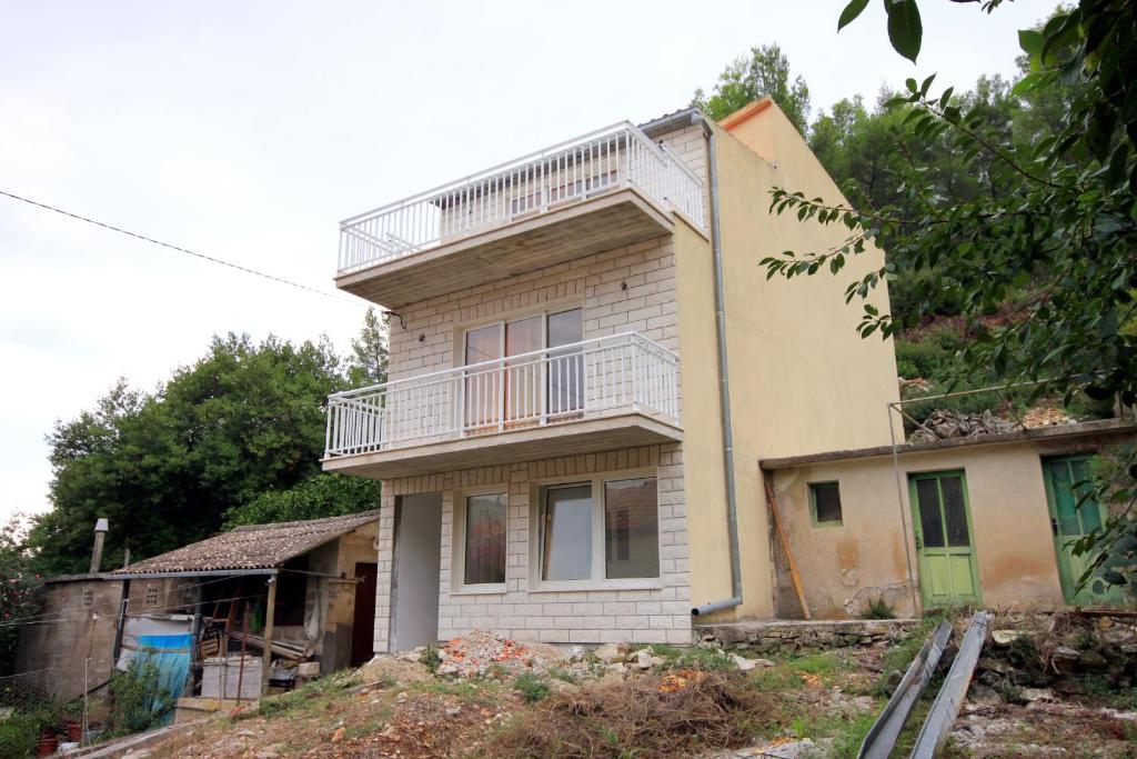 布拉托Seaside holiday house Prigradica, Korcula - 9282的一座带阳台的旧房子