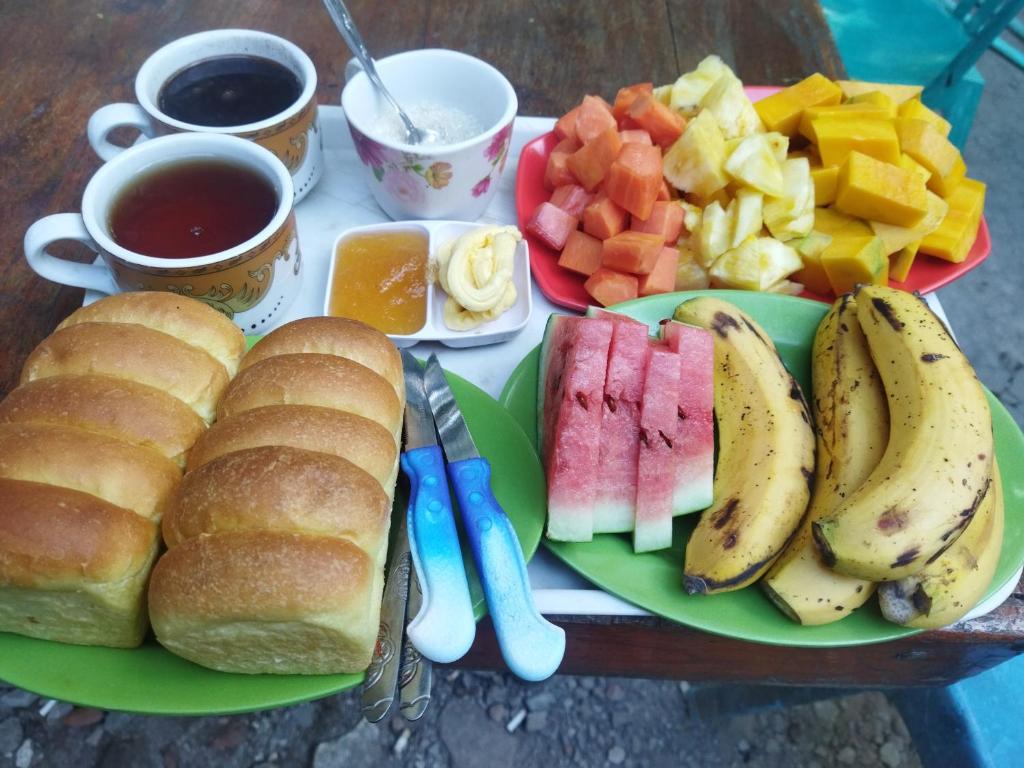 RiungSangrila Mentos Riung的包括面包和水果的早餐托盘