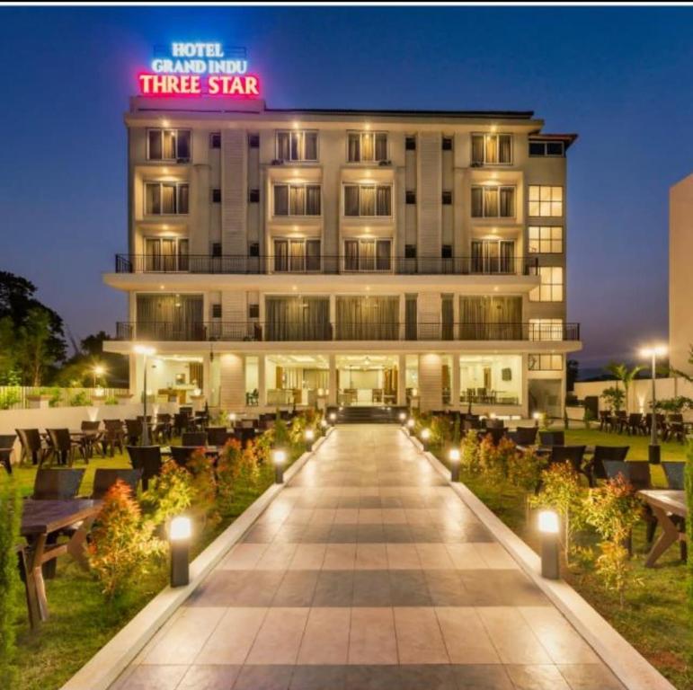 戈尔哈布尔Hotel Grand Indu, 3 Star Kolhapur的一座建筑前有三星级标志的酒店
