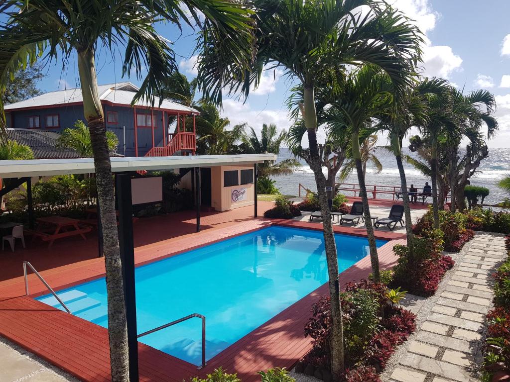 拉罗汤加基集酒店及套房的棕榈树屋前的游泳池