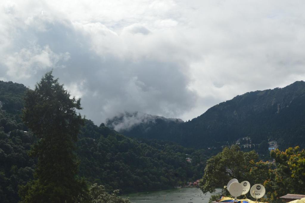 奈尼塔尔Lakshmi Kutteer Homestay的享有山脉背景的河流美景