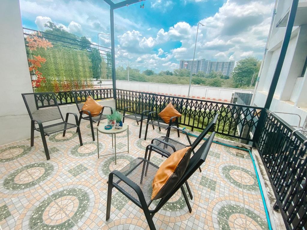 曼谷司丽普猫头鹰旅舍 的阳台配有桌椅,享有河景
