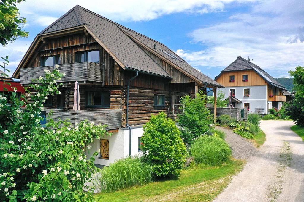 伊尔德宁Urlaub im Stall的一间木房子,设有 ⁇ 盖屋顶