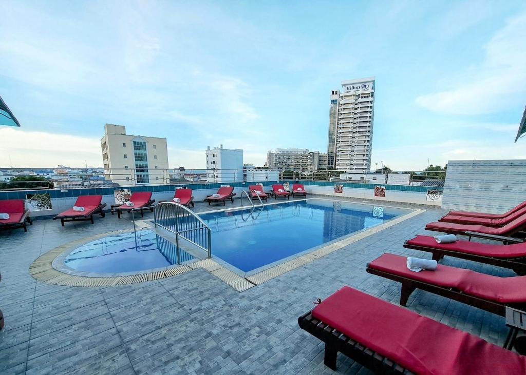 华欣瑟普莱城市酒店的建筑物屋顶上的游泳池