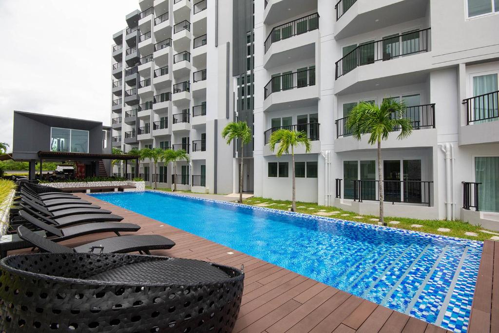 Ban Tha FatMantra Beach condominium M257的大楼前的游泳池
