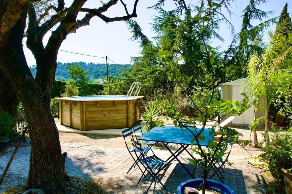 卡西斯L'ATELIER - Piscine - Dans les vignes - Cassis的庭院配有桌椅和木制浴缸。