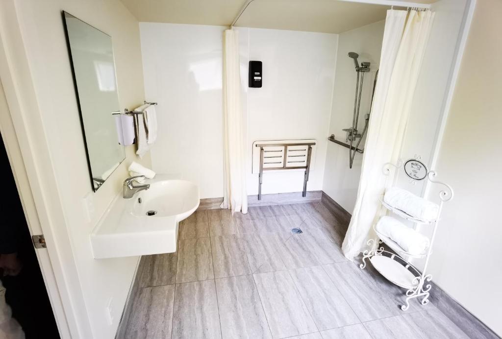 蒂阿瑙Kea by the Lake的白色的浴室设有水槽和镜子