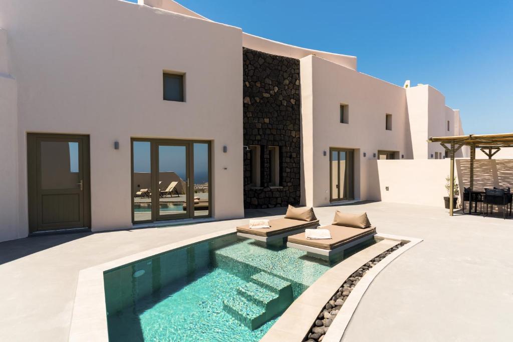 Éxo GoniáLavadoze Luxury Suites的一座带游泳池和房子的别墅