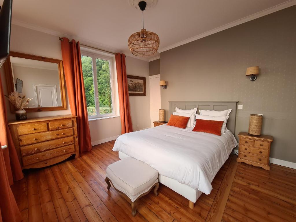 翁弗勒尔La Terrasse de l'Estuaire - Honfleur的卧室设有一张白色大床和一扇窗户。