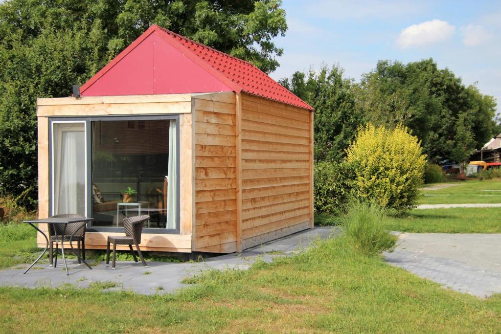 DrijberTiny Cottage 2的一间设有红色屋顶的小木屋
