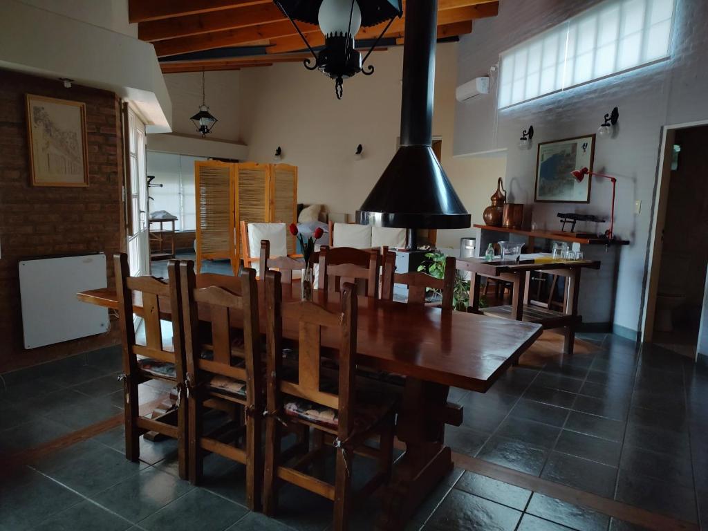 特雷利乌COMO EN CASA的用餐室以及带木桌和椅子的厨房