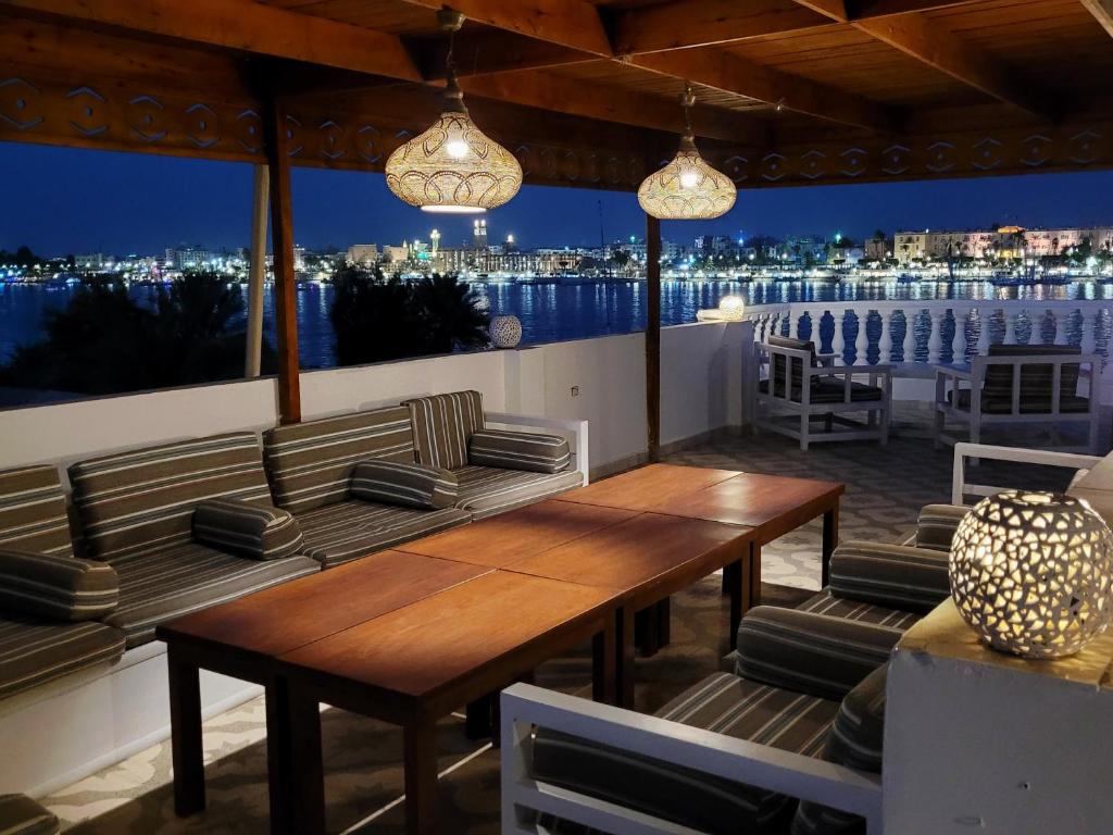 卢克索IN LUXOR Nile Apartments的一个带桌椅的庭院,享有城市美景。