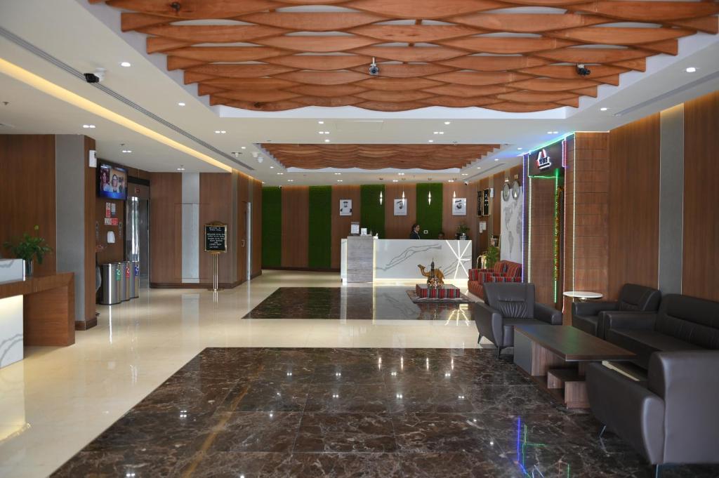 迪拜Smana Hotel Al Raffa的大厅,在大楼里配有沙发和电视
