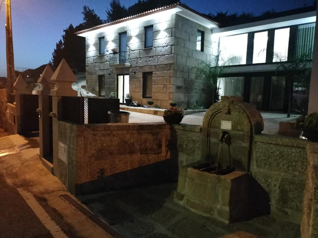 派瓦堡CRASTO PAYVA DOURO NATURE的一座石头房子,前面有一座坟墓