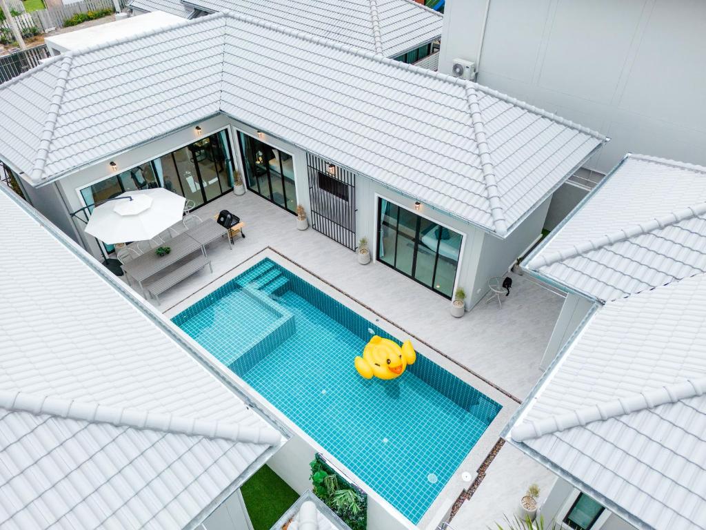 华欣KIN Pool Villa - Hua Hin的享有带游泳池的别墅的顶部景致