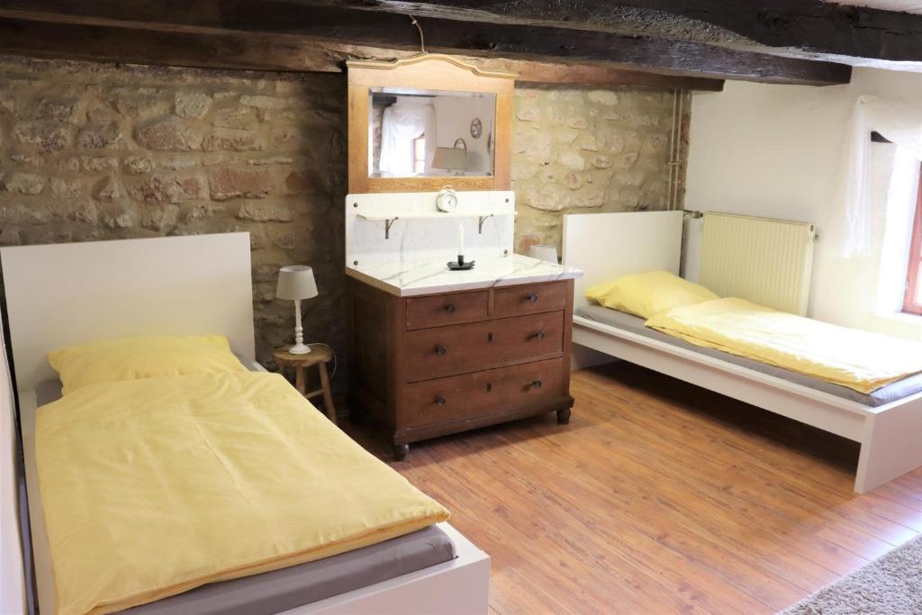 萨尔路易斯Ferienwohnung, Charmantes Bauernhaus, Ferienhaus的一间卧室配有两张床、一个梳妆台和镜子