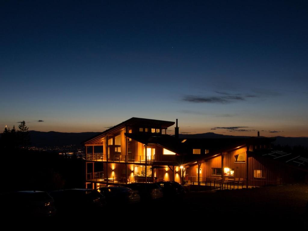 基洛纳Myra Canyon Lodge的夜晚点亮的房屋