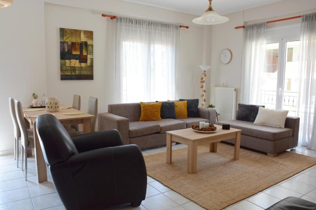 Palio LimaniM home place的客厅配有沙发和桌子