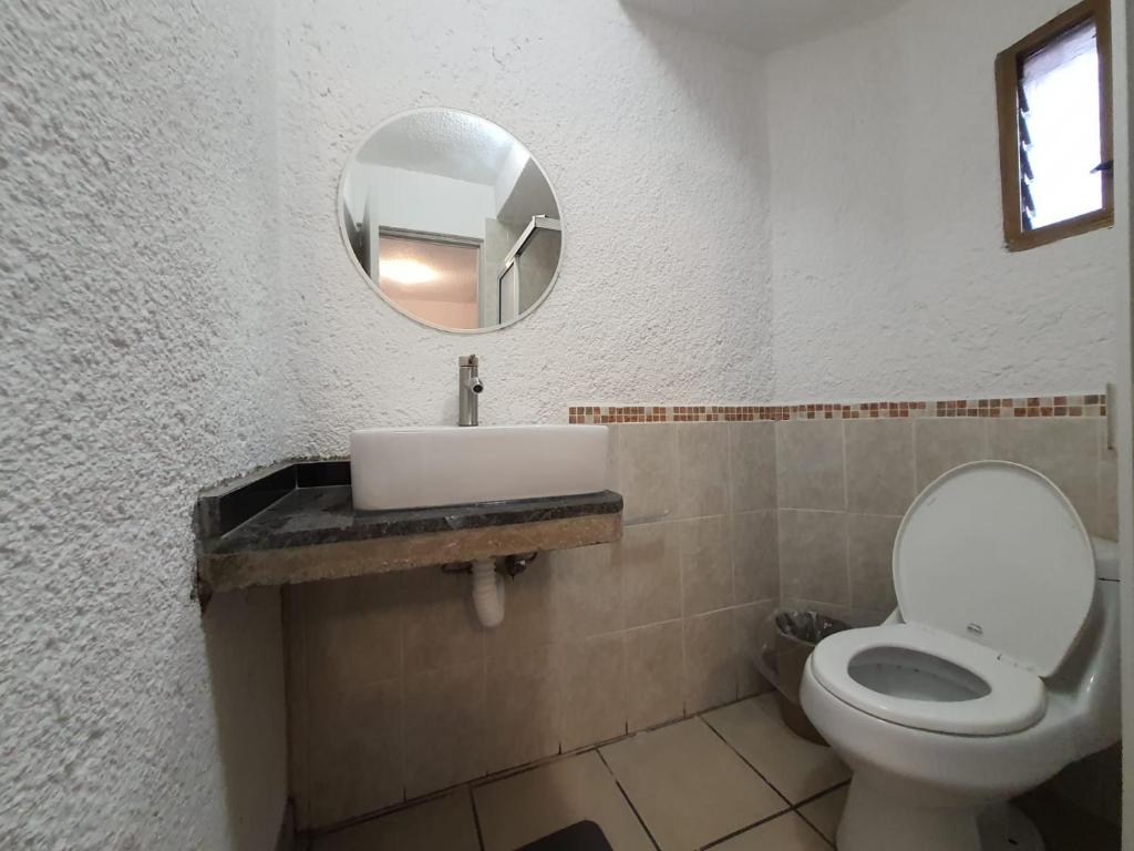 瓜达拉哈拉波萨达圣塔菲酒店的一间带水槽和镜子的卫生间的浴室