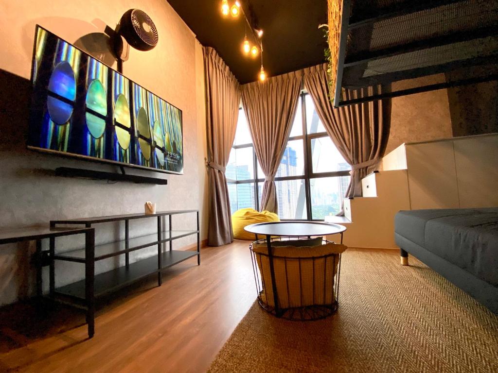 吉隆坡Arte Mont Kiara by RKD HOME的客厅配有沙发和桌子