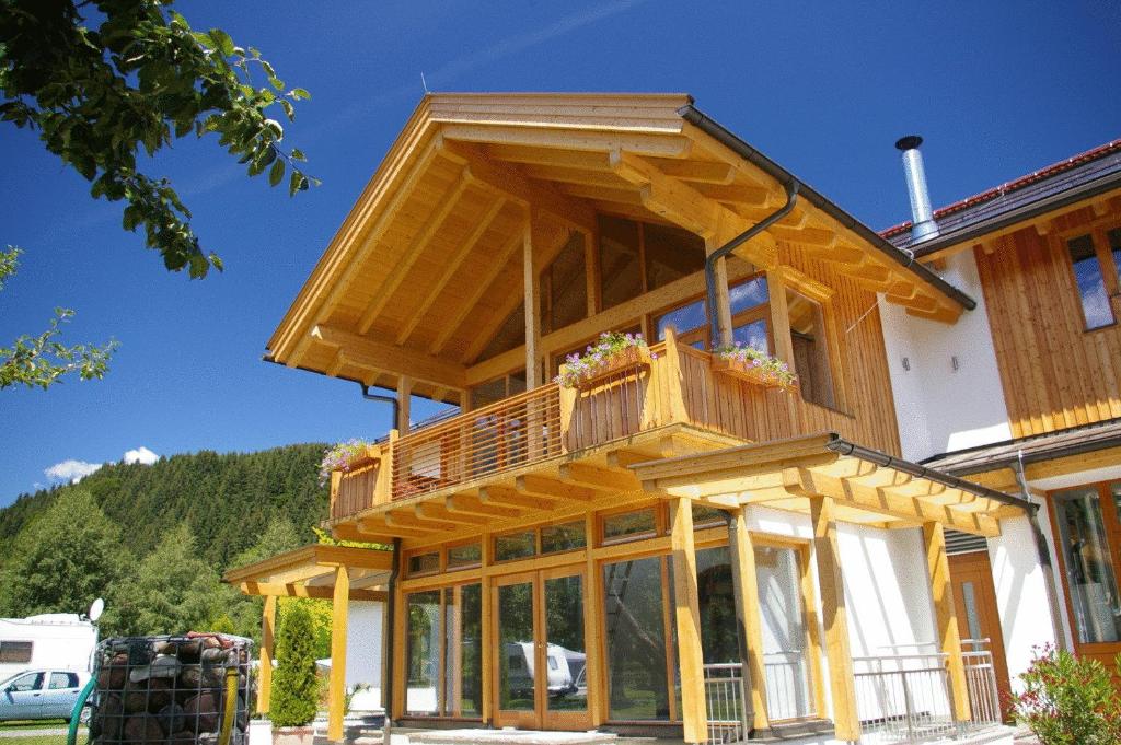 克查赫克恩顿州阿尔卑斯山营地酒店的房屋的顶部设有阳台
