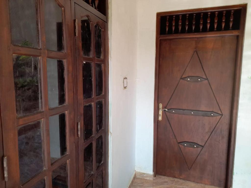阿努拉德普勒Holiday Room Anuradapura的墙上的木门