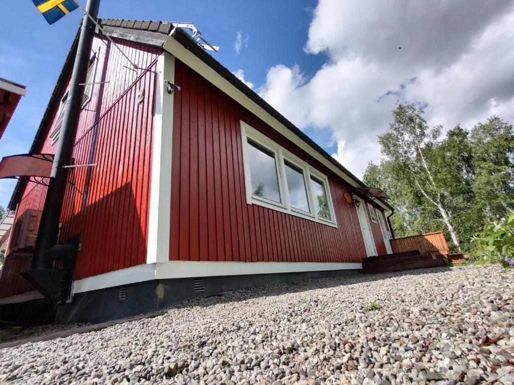 HammarstrandVilla Stolle的一堆砾石上的红色和白色小屋