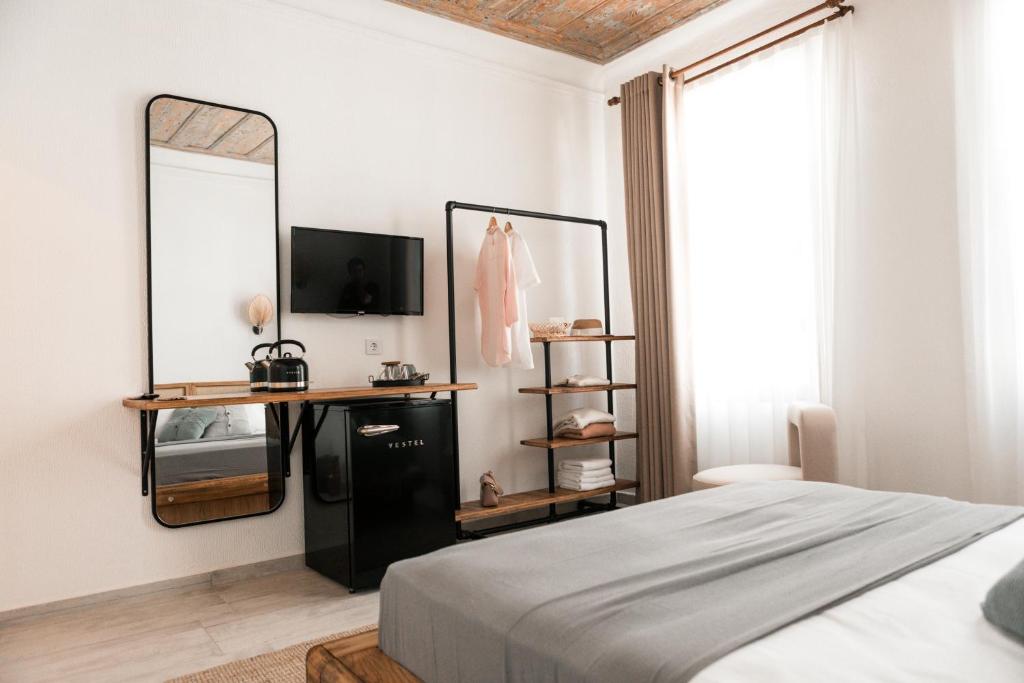 乌尔拉Molo Urla的一间卧室配有一张带镜子的床和一张书桌