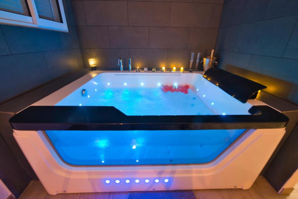 戛纳Love Suite and SPA - CANNES的浴室内设有带灯的大浴缸