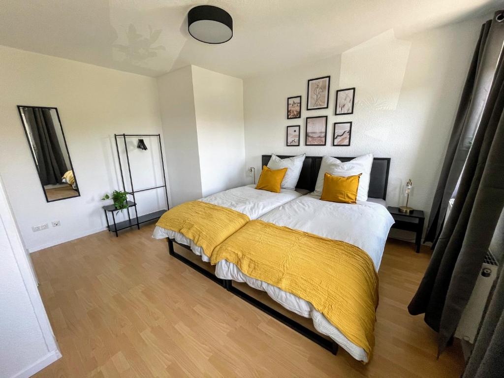 FlöhaModern 4 Zi Rooms Netflix, Wifi, Parken CasaLuna85的一间卧室配有一张黄色毯子床