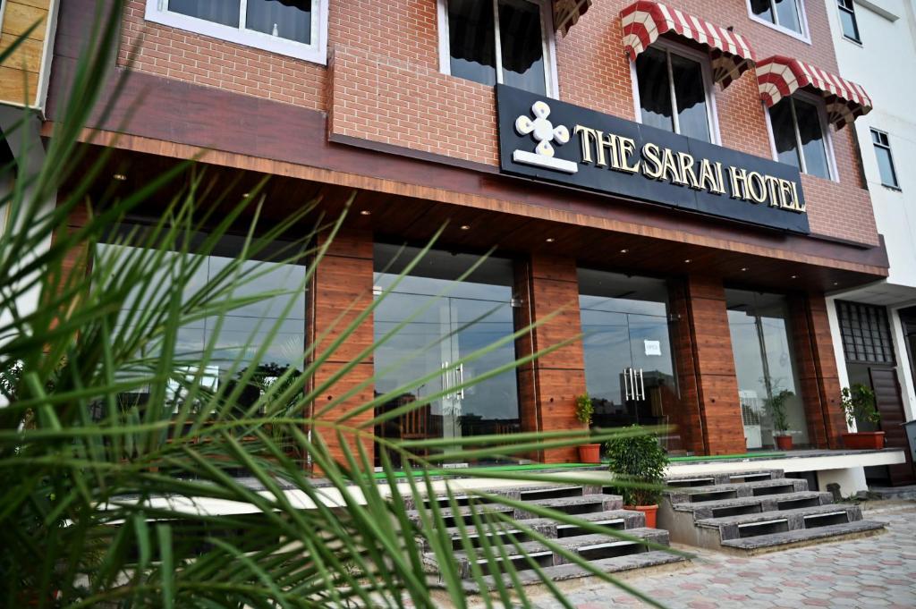 斋浦尔The Sarai, Hotel的一座建筑,上面有读萨尼亚酒店书的标志