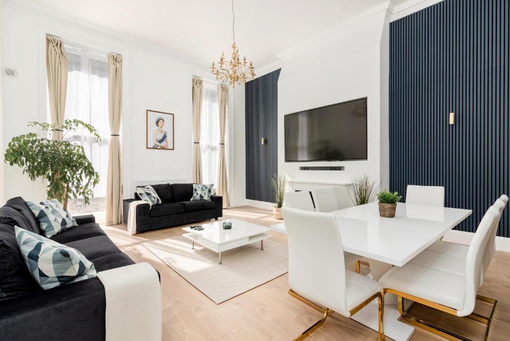 伦敦Majestic Luxury Apartment in Marylebone的客厅配有白色桌子和沙发