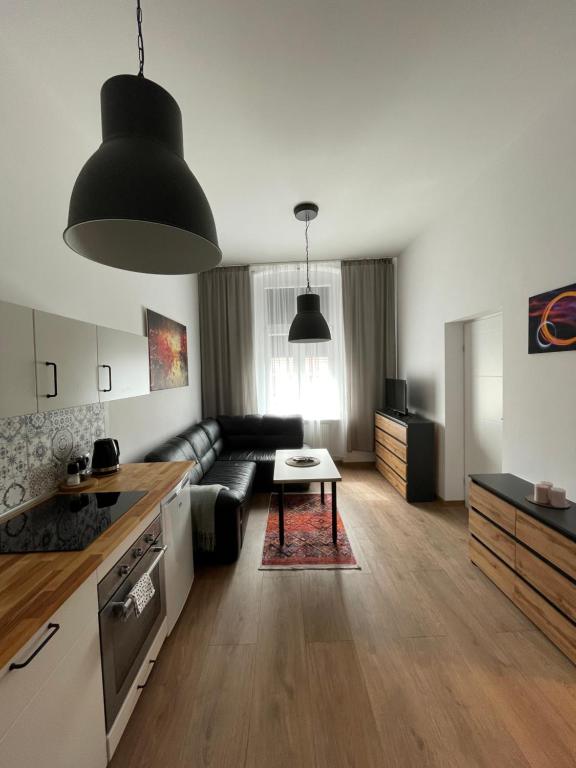 奥斯特罗达Mini apartament Ostróda的客厅配有沙发和桌子