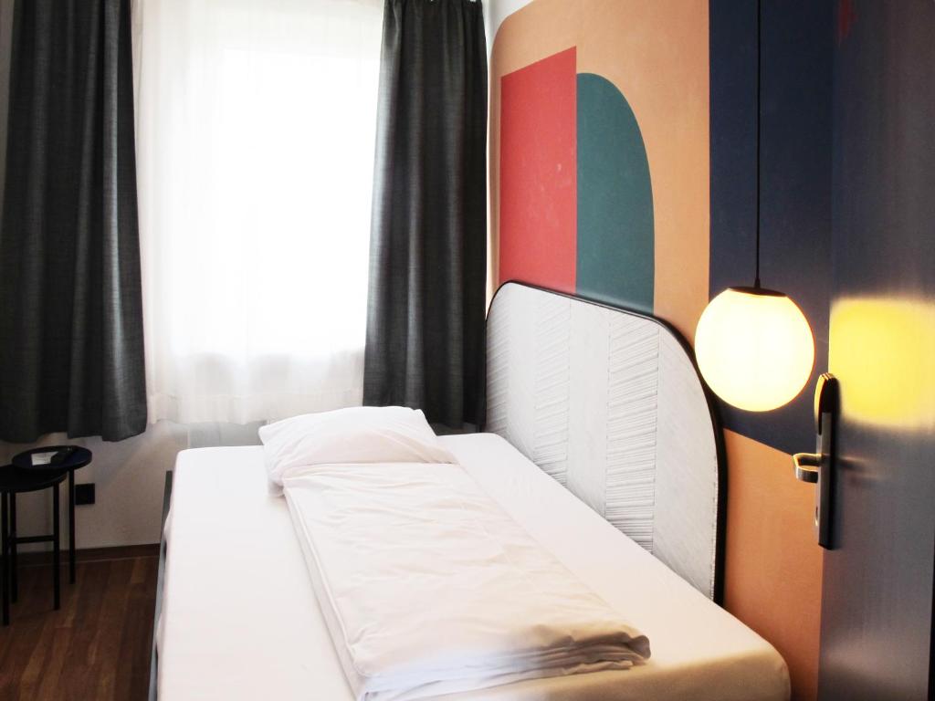 慕尼黑The Dot | 24/7 Checkin的客房设有两张床和窗户。