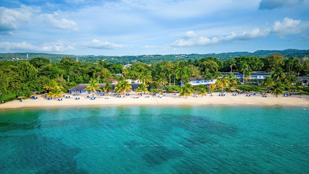 欧丘里欧牙买加旅馆的海滩上的人的空中景色